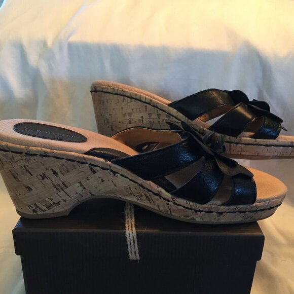 Covington Leather Flower Wedge Sandal size 8 1/2 - Picture 4 of 7